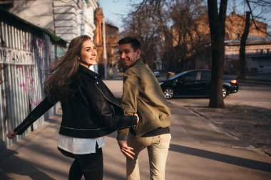 Gerçek aşk duyguları neşeli sevimli çiftin birlikte vaktinizi City açık. Eğleniyor, şehrin arka plan üzerinde aşık gülümseyen güzel mutlu anlar.