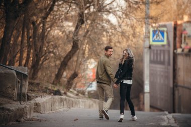 Gerçek aşk duyguları neşeli sevimli çiftin birlikte vaktinizi City açık. Eğleniyor, şehrin arka plan üzerinde aşık gülümseyen güzel mutlu anlar.