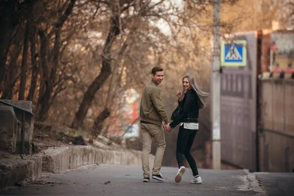 Ware liefde emoties van vrolijke leuk paar samen genieten van de tijd buiten in de stad. Mooie gelukkige momenten, plezier, glimlachend verliefd op de achtergrond van de stad. — Stockfoto