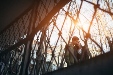Gerçek aşk duyguları neşeli sevimli çiftin birlikte vaktinizi City açık. Eğleniyor, şehrin arka plan üzerinde aşık gülümseyen güzel mutlu anlar.
