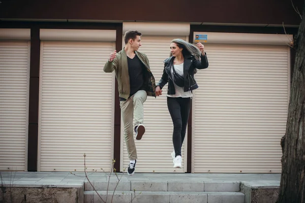 Paar heeft plezier en lacht. kus. Jonge hipster paar knuffelen elkaar in stad. — Stockfoto