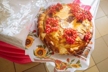 Çiçek ve yaban mersini ile beyaz düğün pastası