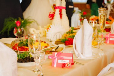 Çiçek aranjmanları ve mumlarla süslenmiş düğün tablo