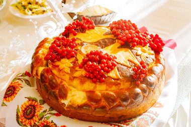 Çiçek ve yaban mersini ile beyaz düğün pastası