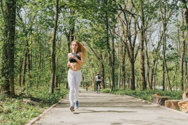 Bahar lpark çalışan kadın atlet. Kadın kız joggin