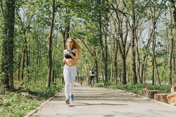 Bahar lpark çalışan kadın atlet. Kadın kız joggin