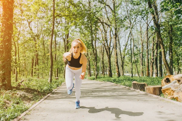 Bahar lpark çalışan kadın atlet. Kadın kız joggin