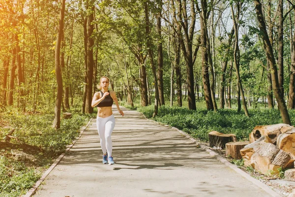 Bahar lpark çalışan kadın atlet. Kadın kız joggin