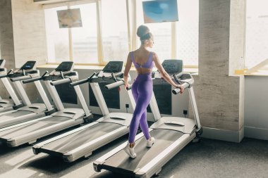 Birlikte çalışan. Genç güzel kadın bakarak yan görünüm 