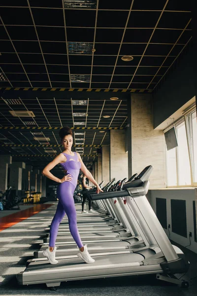 A correr juntos. Vista lateral da jovem mulher bonita olhando em — Fotografia de Stock