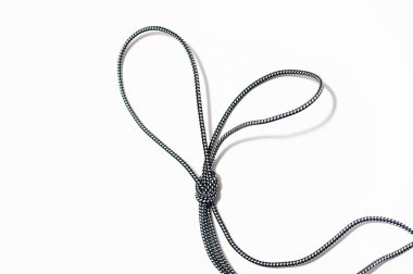 Beyaz arka planda bir tavşan kulağı düğümü