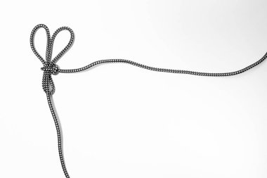 Beyaz arka planda bir tavşan kulağı düğümü