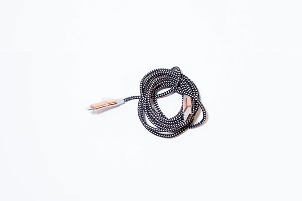 Зарядний кабель на білому тлі — стокове фото