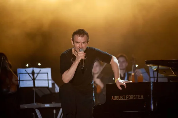 Kharkiv, Ukraine - 21. maj 2019: Svyatoslav Vakarchuk med orkester - Stock-foto