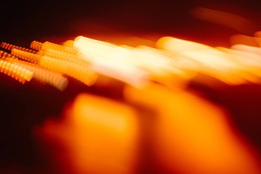 Turuncu ve sarı bulanık şehir ışıkları