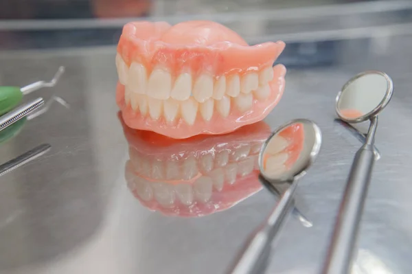 Conjunto Prótesis Dentales Herramientas Dentales Cierra Los Dientes Espejo Dental — Foto de Stock