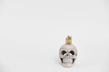 İzole edilmiş beyaz arka planda insan punk kafatasının ön portresi