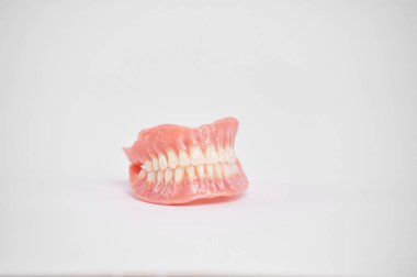 Takma diş. Tamamen çıkarılabilir takma diş. Beyaz arkaplanda izole et