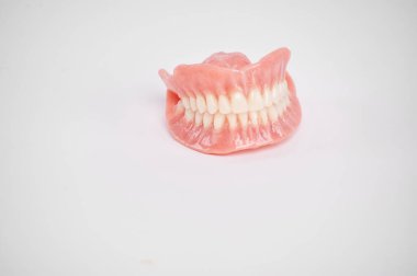 Takma diş. Tamamen çıkarılabilir takma diş. Beyaz arkaplanda izole et