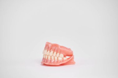 Takma diş. Tamamen çıkarılabilir takma diş. Beyaz arkaplanda izole et