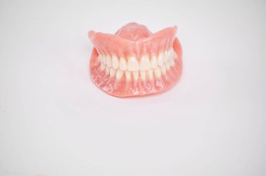 Takma diş. Tamamen çıkarılabilir takma diş. Beyaz arkaplanda izole et