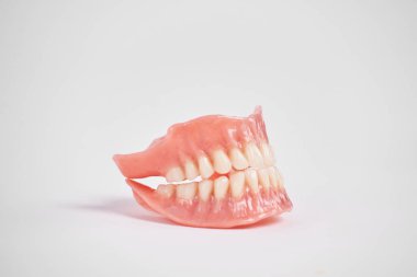 Takma diş. Tamamen çıkarılabilir takma diş. Beyaz arkaplanda izole et