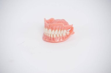 Takma diş. Tamamen çıkarılabilir takma diş. Beyaz arkaplanda izole et