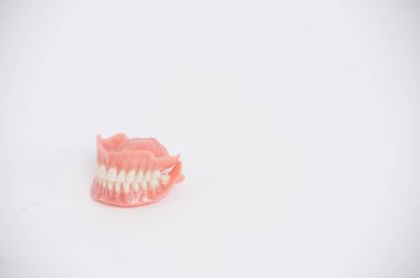 Takma diş. Tamamen çıkarılabilir takma diş. Beyaz arkaplanda izole et