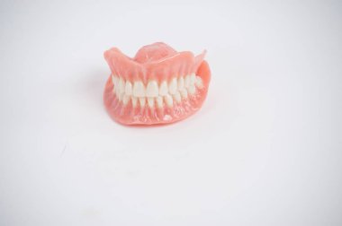 Takma diş. Tamamen çıkarılabilir takma diş. Beyaz arkaplanda izole et