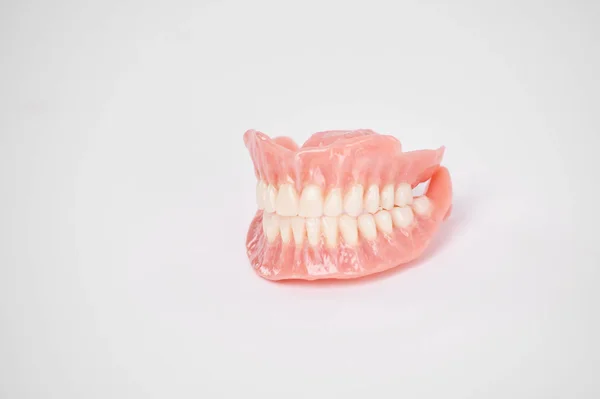 入れ歯だ完全な取り外し可能な入れ歯です 白地に隔離 — ストック写真