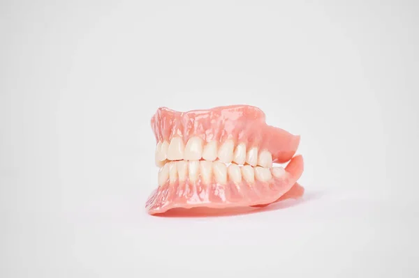 Зубные Протезы Полностью Снимаемый Протез Изолировать Белом Фоне — стоковое фото