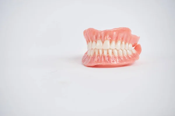 Prótesis Dentales Prótesis Totalmente Desmontable Aislar Sobre Fondo Blanco —  Fotos de Stock
