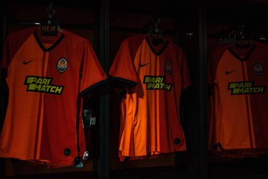 Kharkiv, Ukrayna - 3 Ağustos 2019: Fc Shakhtar 'ın futbol takımı (forması) fan dükkanında