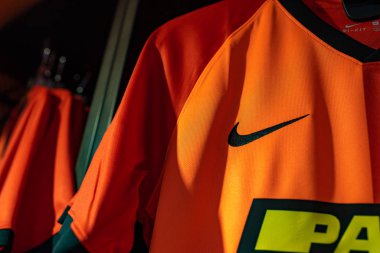 Kharkiv, Ukrayna - 3 Ağustos 2019: Fc Shakhtar 'ın futbol takımı (forması) fan dükkanında