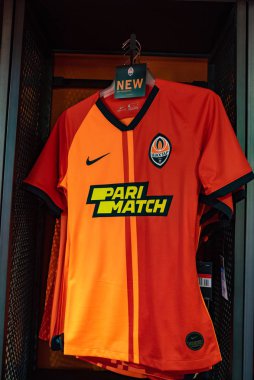 Kharkiv, Ukrayna - 3 Ağustos 2019: Fc Shakhtar 'ın futbol takımı (forması) fan dükkanında