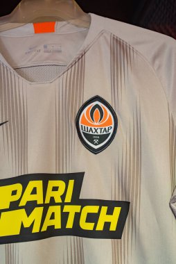 Kharkiv, Ukrayna - 3 Ağustos 2019: Fc Shakhtar 'ın futbol takımı (forması) fan dükkanında