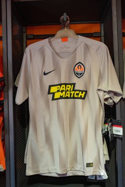 Kharkiv, Ukrayna - 3 Ağustos 2019: Fc Shakhtar 'ın futbol takımı (forması) fan dükkanında