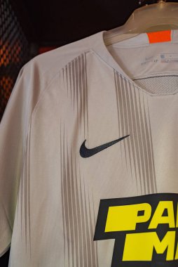 Kharkiv, Ukrayna - 3 Ağustos 2019: Fc Shakhtar 'ın futbol takımı (forması) fan dükkanında
