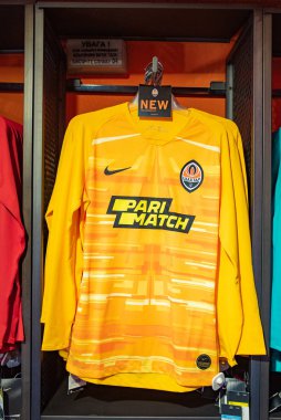 Kharkiv, Ukrayna - 3 Ağustos 2019: Fc Shakhtar 'ın futbol takımı (forması) fan dükkanında