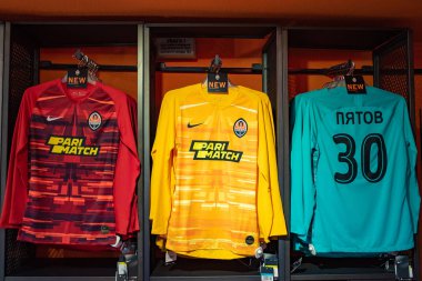 Kharkiv, Ukrayna - 3 Ağustos 2019: Fc Shakhtar 'ın futbol takımı (forması) fan dükkanında