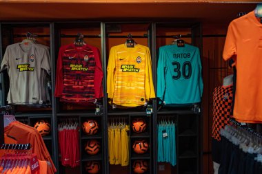Kharkiv, Ukrayna - 3 Ağustos 2019: Fc Shakhtar 'ın futbol takımı (forması) fan dükkanında
