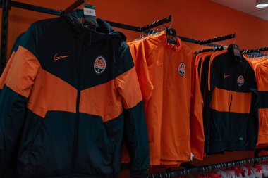 Kharkiv, Ukrayna - 3 Ağustos 2019: Fc Shakhtar 'ın futbol takımı (forması) fan dükkanında