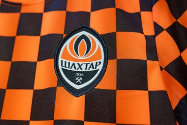 Kharkiv, Ukrayna - 3 Ağustos 2019: Fc Shakhtar 'ın futbol takımı (forması) fan dükkanında