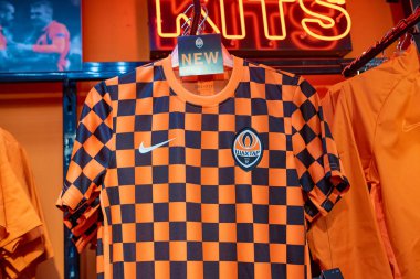 Kharkiv, Ukrayna - 3 Ağustos 2019: Fc Shakhtar 'ın futbol takımı (forması) fan dükkanında