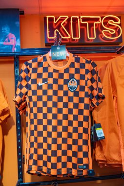 Kharkiv, Ukrayna - 3 Ağustos 2019: Fc Shakhtar 'ın futbol takımı (forması) fan dükkanında