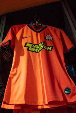 Kharkiv, Ukrayna - 3 Ağustos 2019: Fc Shakhtar 'ın futbol takımı (forması) fan dükkanında