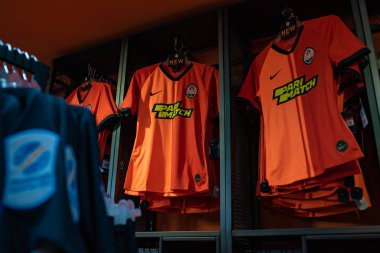 Kharkiv, Ukrayna - 3 Ağustos 2019: Fc Shakhtar 'ın futbol takımı (forması) fan dükkanında