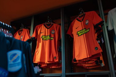Kharkiv, Ukrayna - 3 Ağustos 2019: Fc Shakhtar 'ın futbol takımı (forması) fan dükkanında