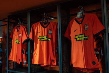 Kharkiv, Ukrayna - 3 Ağustos 2019: Fc Shakhtar 'ın futbol takımı (forması) fan dükkanında