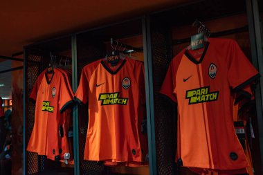 Kharkiv, Ukrayna - 3 Ağustos 2019: Fc Shakhtar 'ın futbol takımı (forması) fan dükkanında